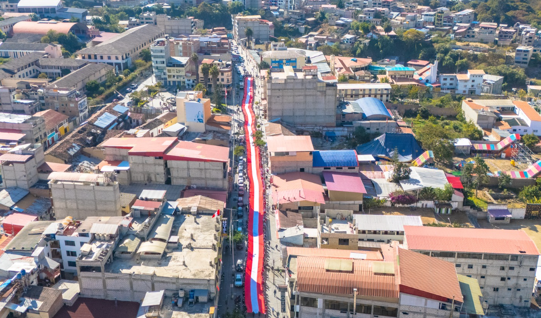 ABANCAY DA INICIO A LAS FIESTAS PATRIAS CON EMOTIVO PASEO DE LA PERUANIDAD Y DESPLIEGUE DE LA BANDERA MÁS GRANDE DEL SUR DEL PAÍS